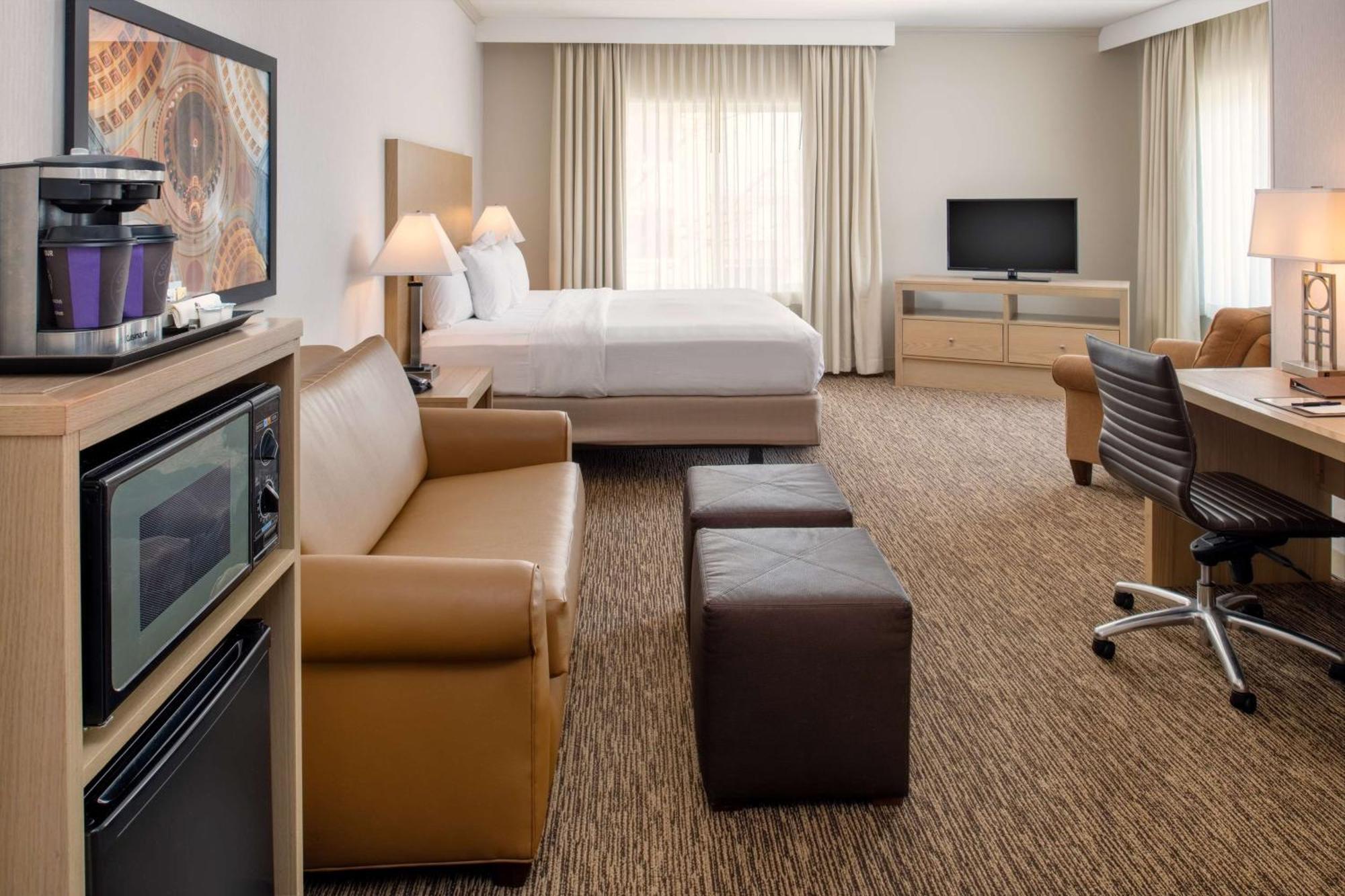 Отель Doubletree By Hilton Олимпия Экстерьер фото