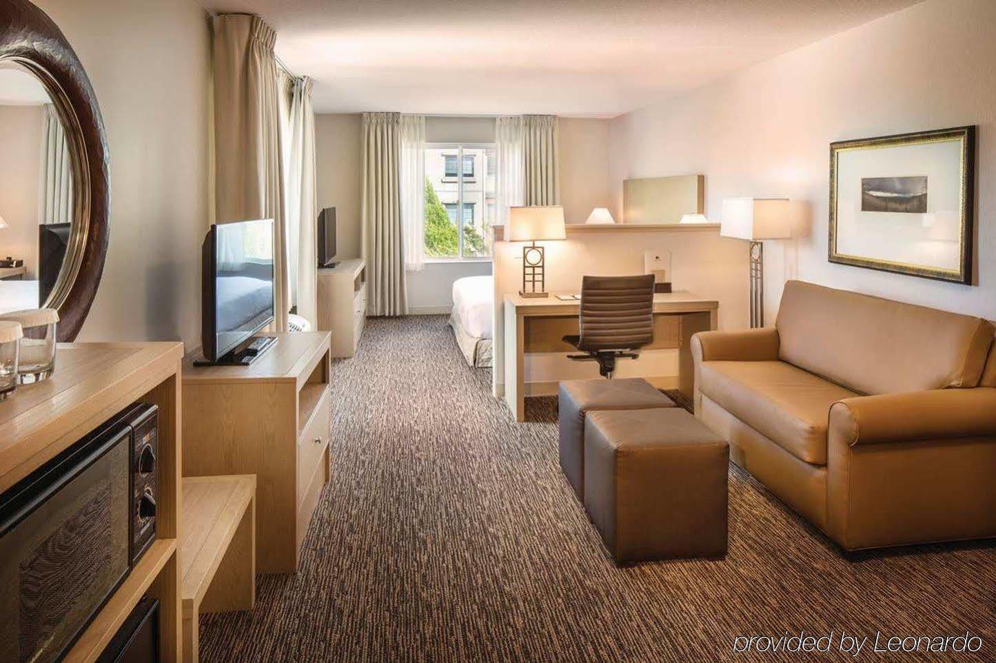 Отель Doubletree By Hilton Олимпия Экстерьер фото