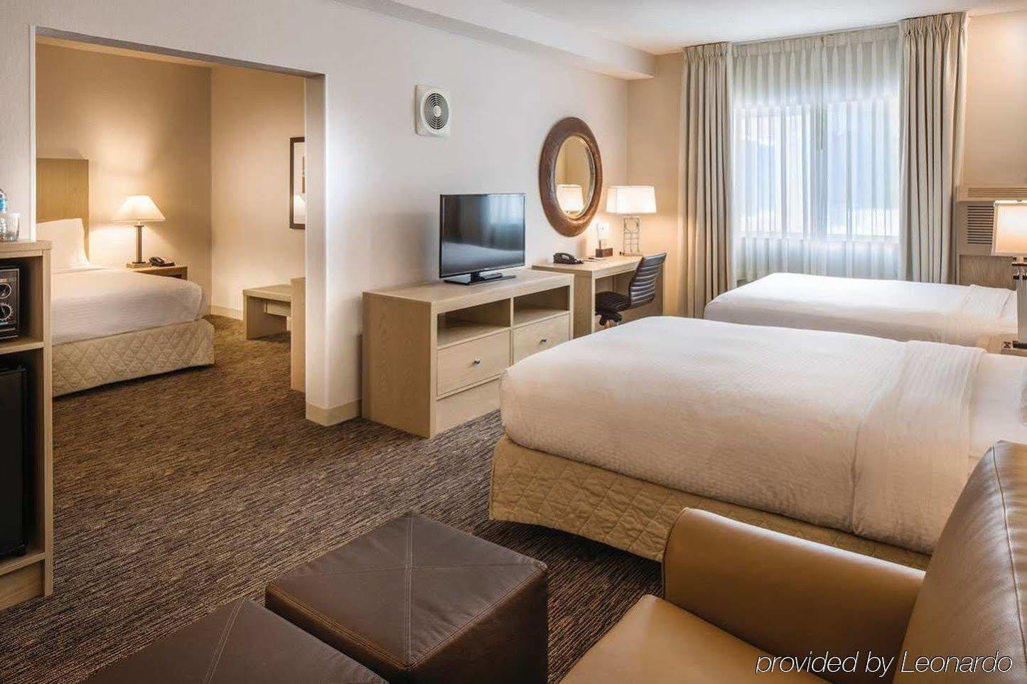 Отель Doubletree By Hilton Олимпия Экстерьер фото